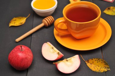 Sonbahar natürmort fincan çay, bal ve kitap masada