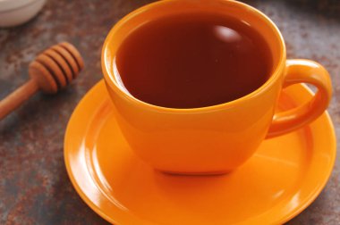 Sonbahar natürmort fincan çay, bal ve kitap masada