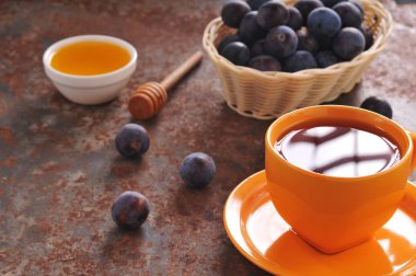 Bir fincan çay ve Erik masada