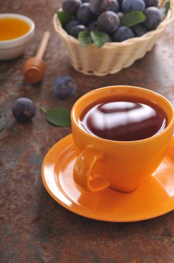 Bir fincan çay ve Erik masada