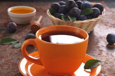 Bir fincan çay ve Erik masada