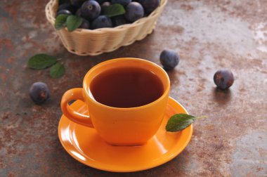 Bir fincan çay ve Erik masada