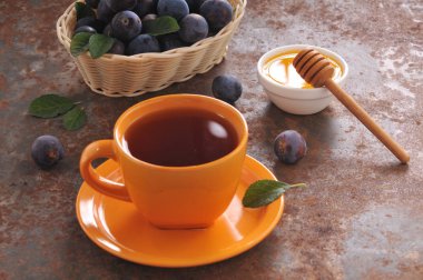 Bir fincan çay ve Erik masada