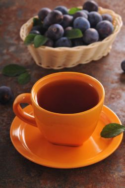 Bir fincan çay ve Erik masada