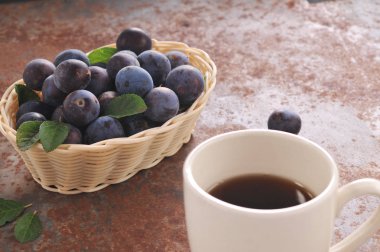 Bir fincan çay ve Erik masada