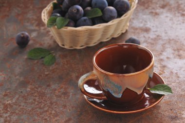 Bir fincan çay ve Erik masada