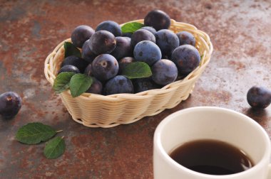 Bir fincan çay ve Erik masada