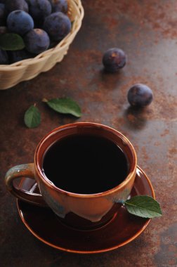 Bir fincan çay ve Erik masada