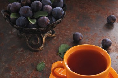 Bir fincan çay ve Erik masada