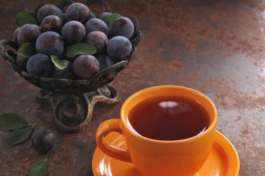 Bir fincan çay ve Erik masada