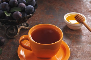 Bir fincan çay ve Erik masada