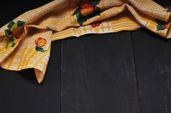 木制桌子上的背景毛巾 — 图库照片