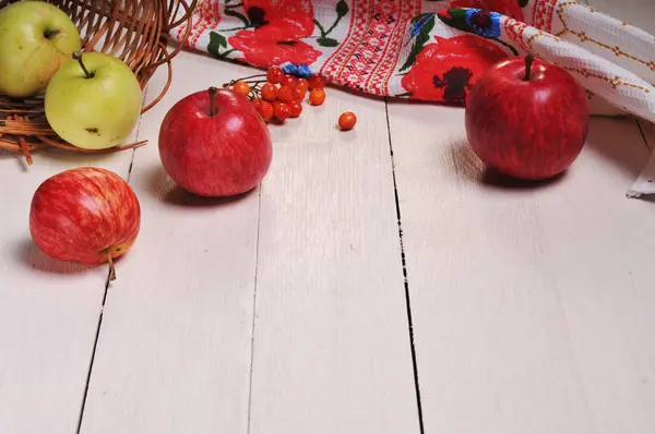 Elma sonbahar natürmort