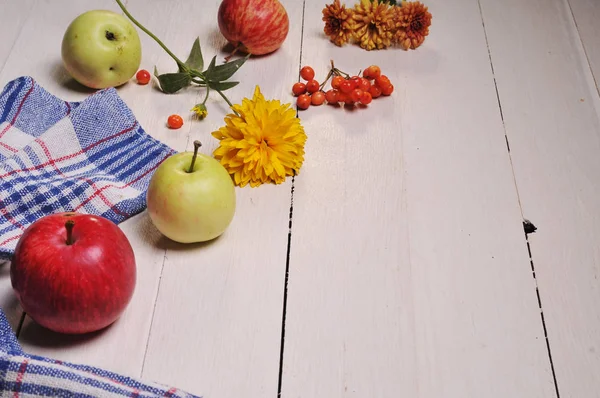 Elma sonbahar natürmort