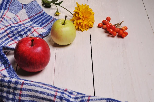 Elma sonbahar natürmort