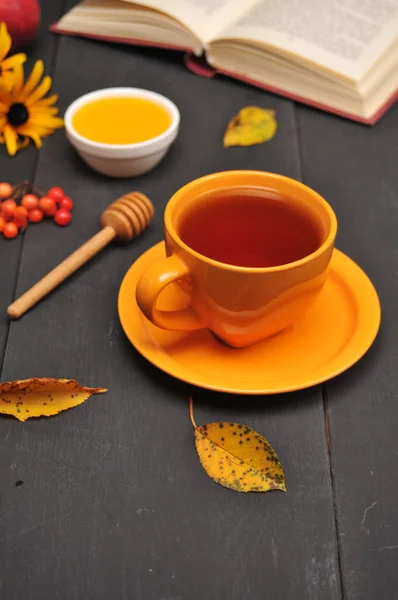 Hösten stilleben kopp te, honung och boken på bordet — Stockfoto