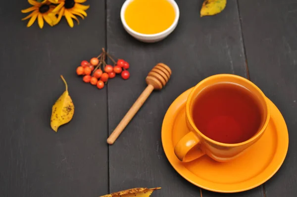 Осенний натюрморт чашка чая, меда и книги на столе — стоковое фото