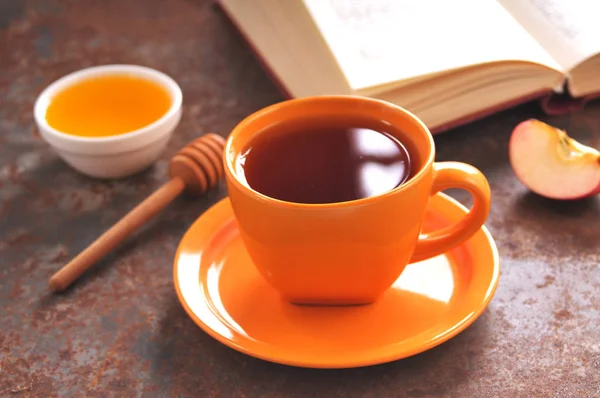 Sonbahar natürmort fincan çay, bal ve kitap masada