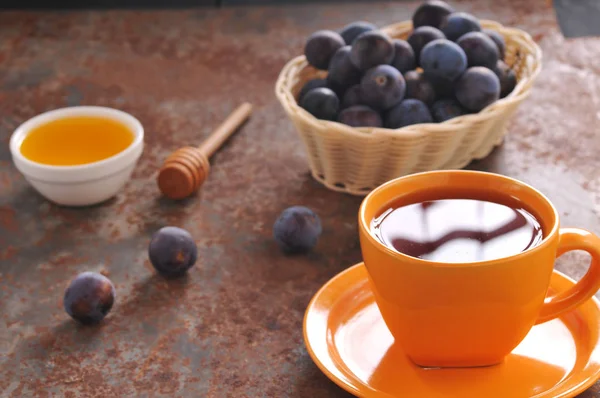 Bir fincan çay ve Erik masada