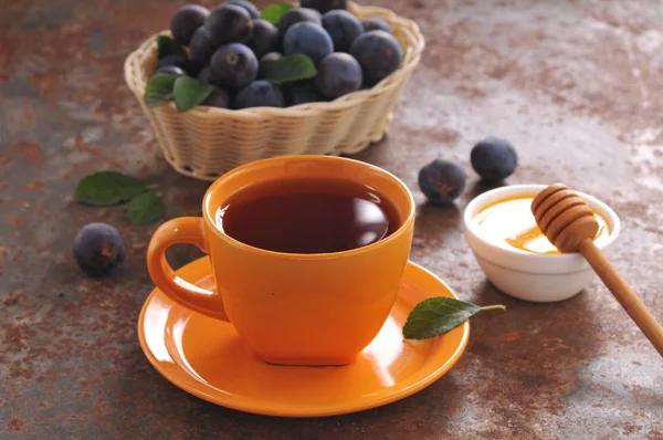 Bir fincan çay ve Erik masada