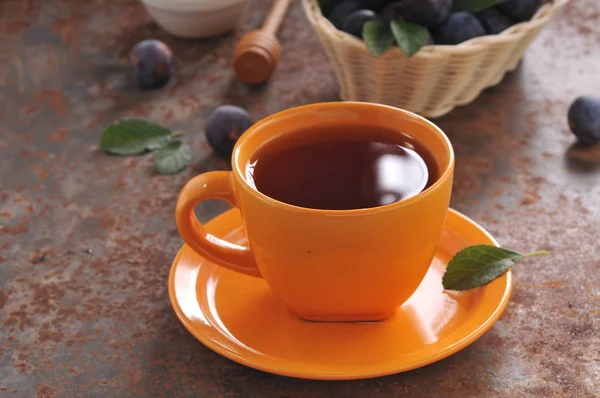 Bir fincan çay ve Erik masada