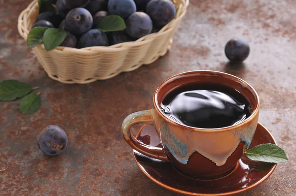 Bir fincan çay ve Erik masada