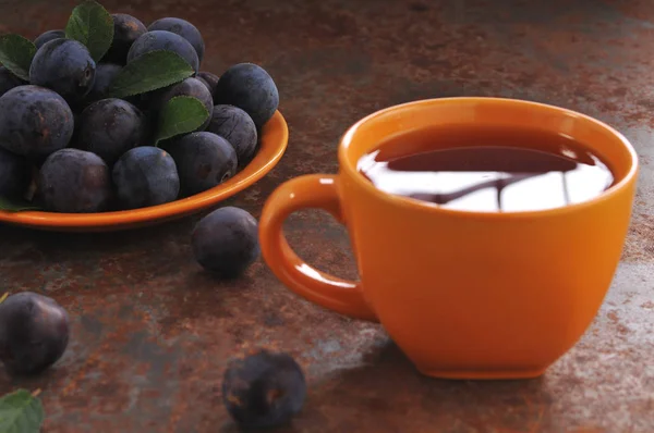 Bir fincan çay ve Erik masada