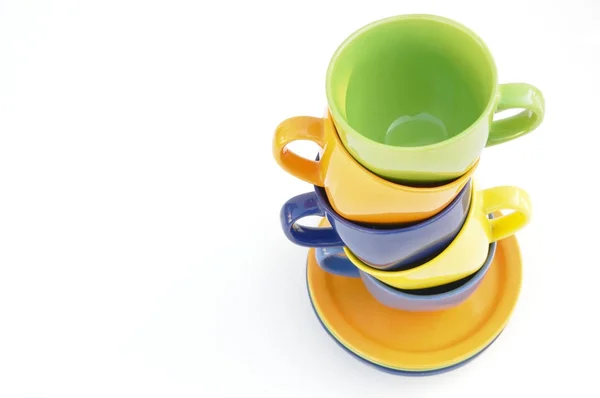 Цветные чашки и тарелки — стоковое фото