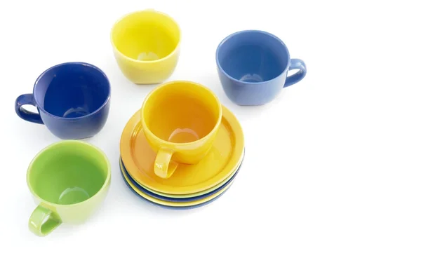 Tasses et assiettes colorées — Photo