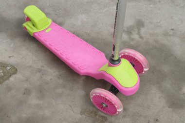 Çocuk scooter yolda