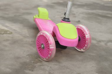 Çocuk scooter yolda