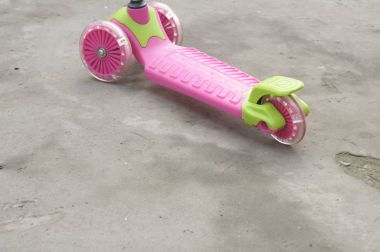Çocuk scooter yolda