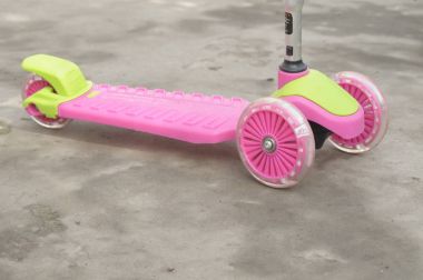 Çocuk scooter yolda