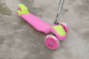 Çocuk scooter yolda