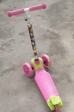 Çocuk scooter yolda