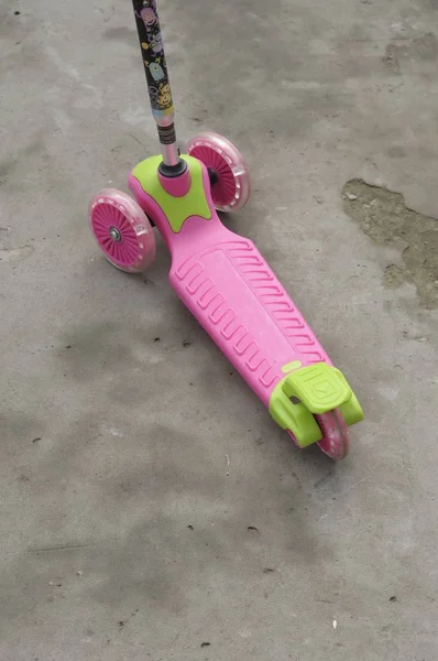 Kinder scooter op de weg — Stockfoto