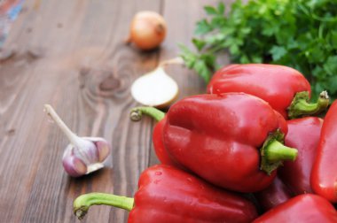 ahşap bir masa üzerinde Bulgar biber