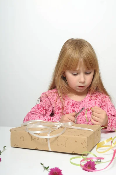 Portret van een meisje met een geschenk — Stockfoto