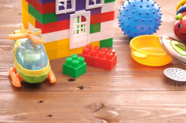 Beyaz bir arka plan üzerinde farklı bebek oyuncak