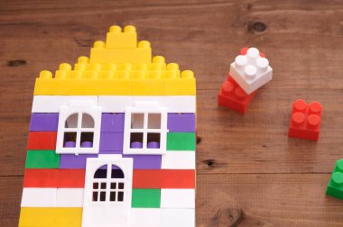 renkli çocuk inşaat evi