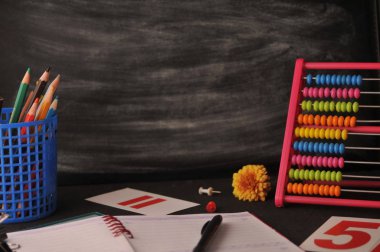 Bir yeniyetmenin okul Masası ve ileti örneği üzerine