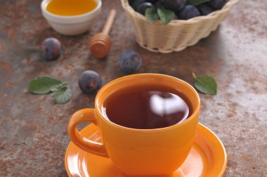 Bir fincan çay ve Erik masada