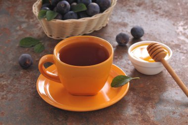 Bir fincan çay ve Erik masada