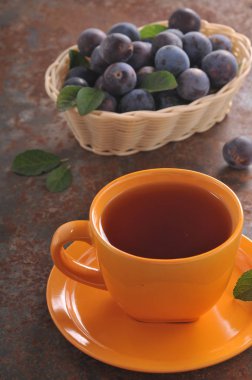 Bir fincan çay ve Erik masada