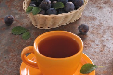 Bir fincan çay ve Erik masada