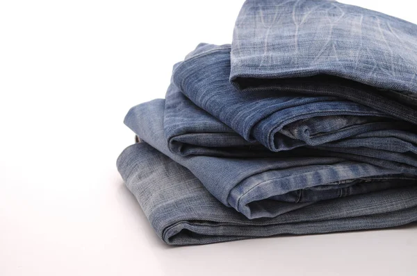 Jeans auf weißem Hintergrund — Stockfoto