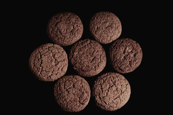 黒いテーブルの上のオートミール クッキー — ストック写真
