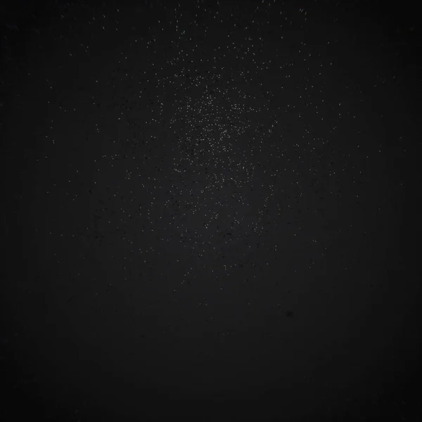 Σκοτεινή ψηφιακά παραγόμενη εικόνα του μπλε φωτός και ρίγες που κινούνται γρήγορα πάνω από το μαύρο φόντο — Φωτογραφία Αρχείου