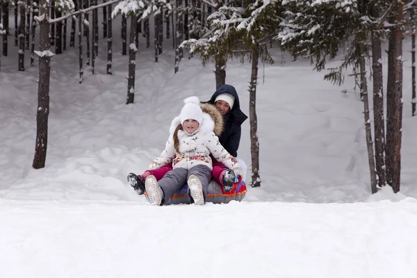 Menina feliz se prepara para deslizar para baixo de uma colina nevada . — Fotografia de Stock