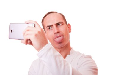  genç adam bir selfie cep telefonu ile yapar. dil gösterir.